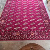 Tapis rouge à motifs