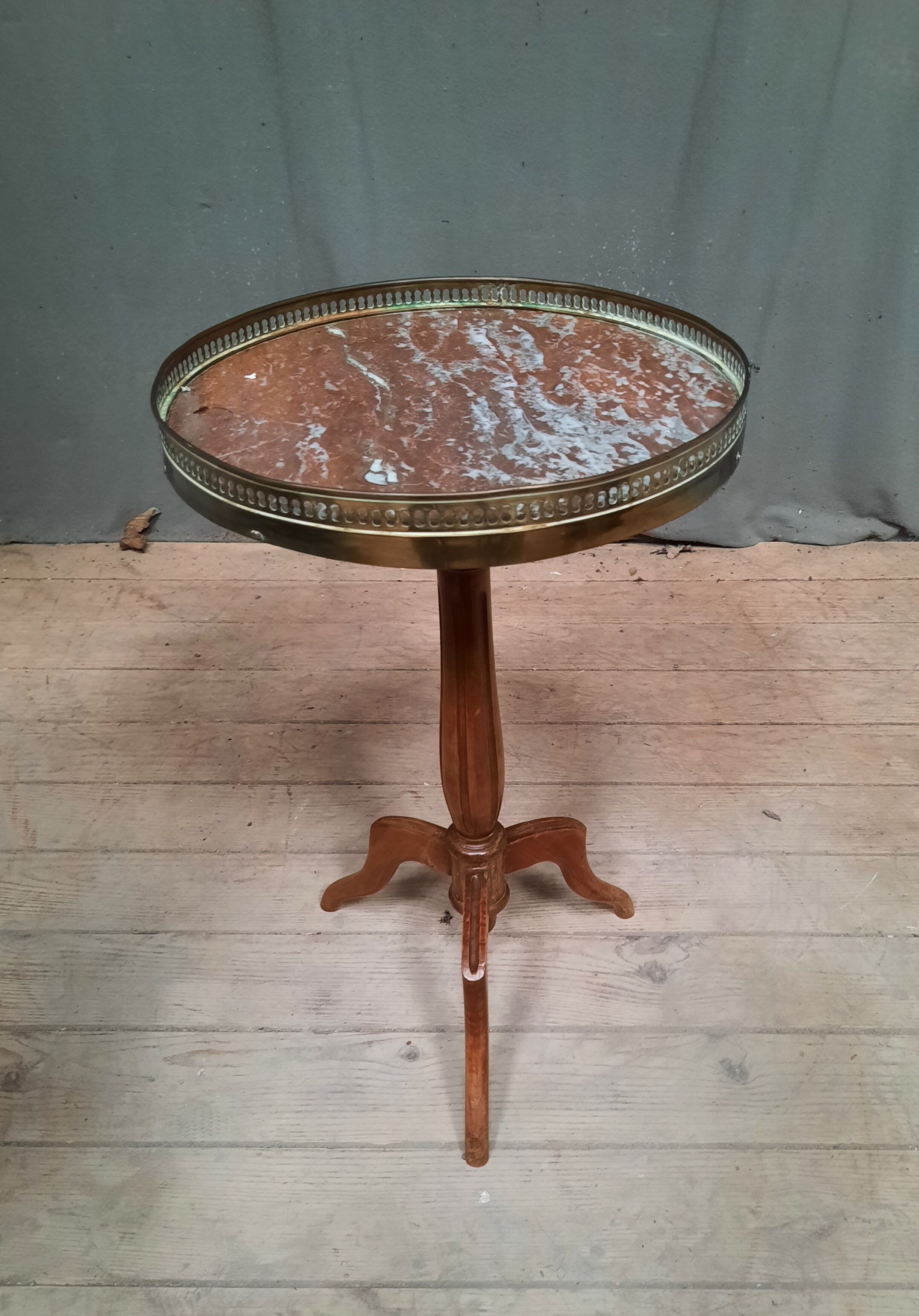 Gueridon dessu marble