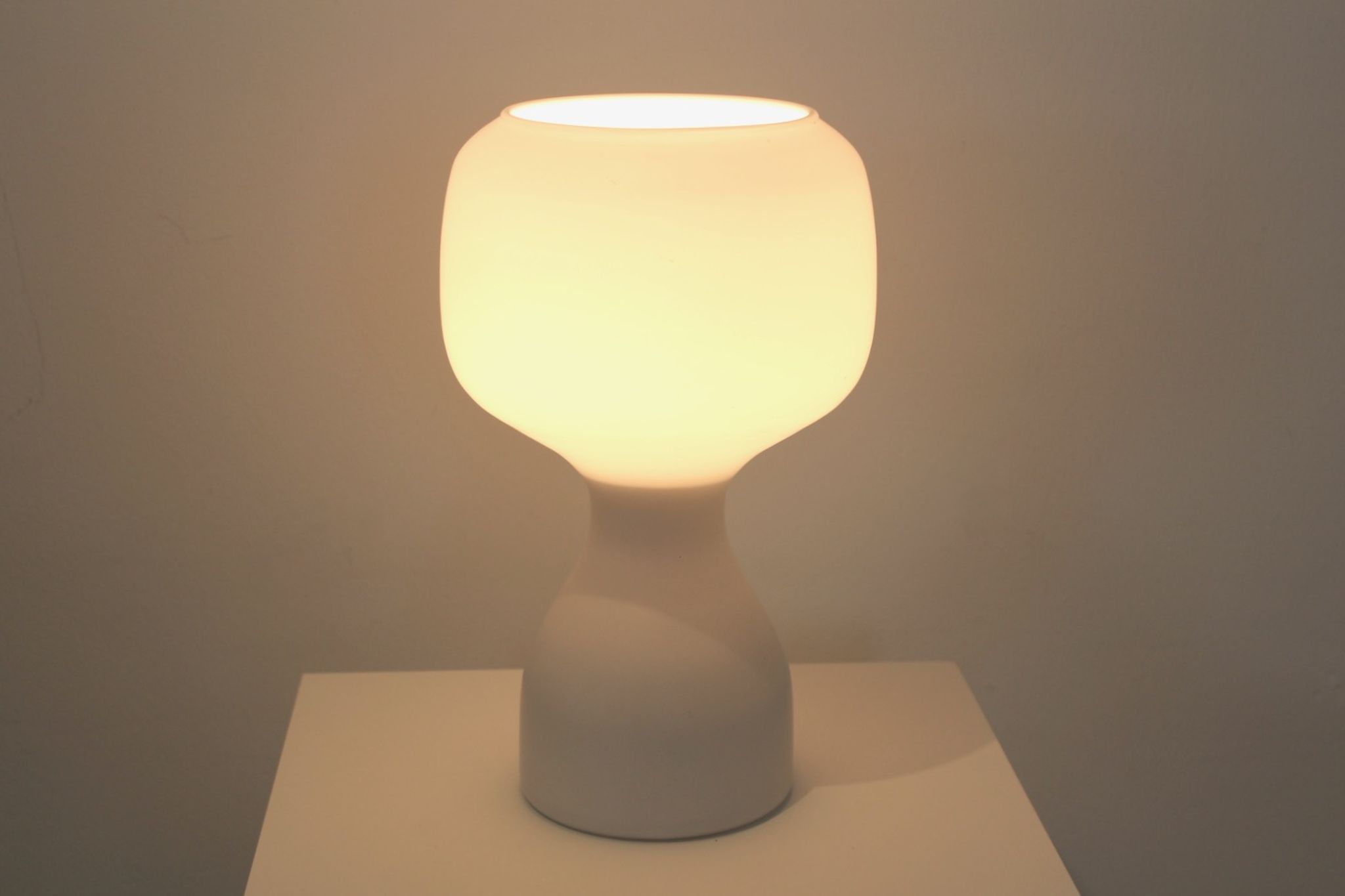 Lampe de table Philips en verre opalin blanc