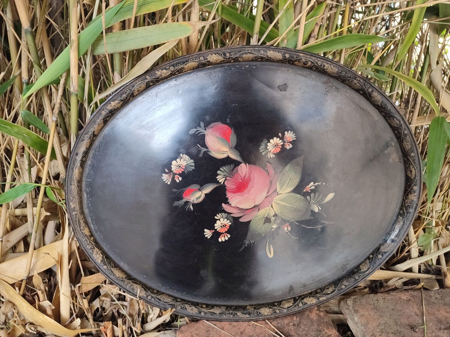 Hand-painted tray in enamelled sheet metal with a bouquet of Napoleon flowers