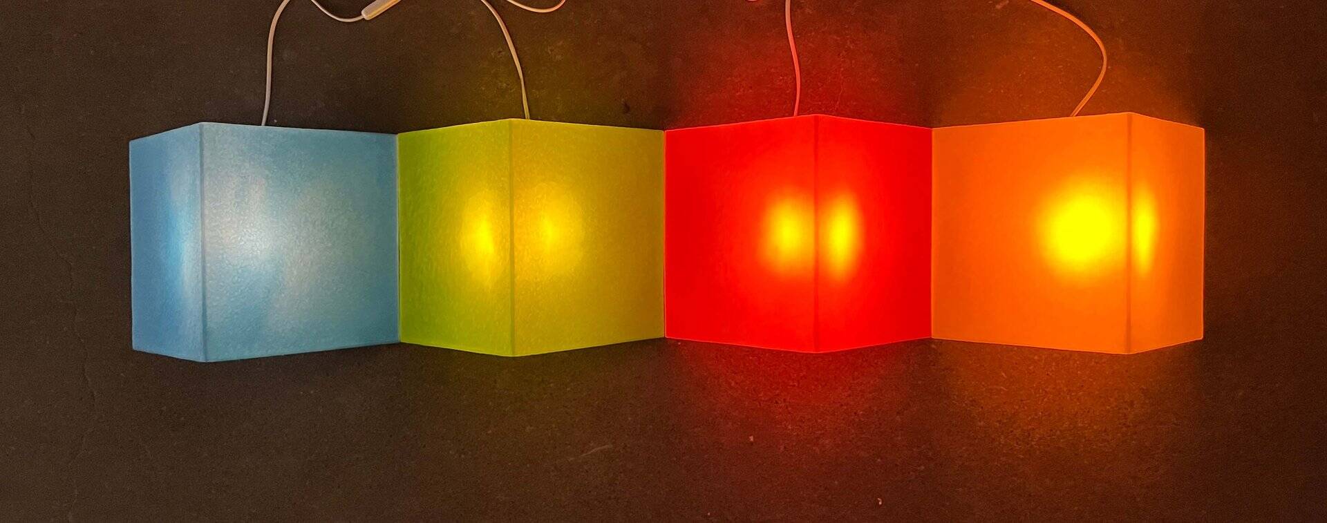 Lampe de sol ou de table en forme de prisme vert postmoderne de Heico, années 1980.