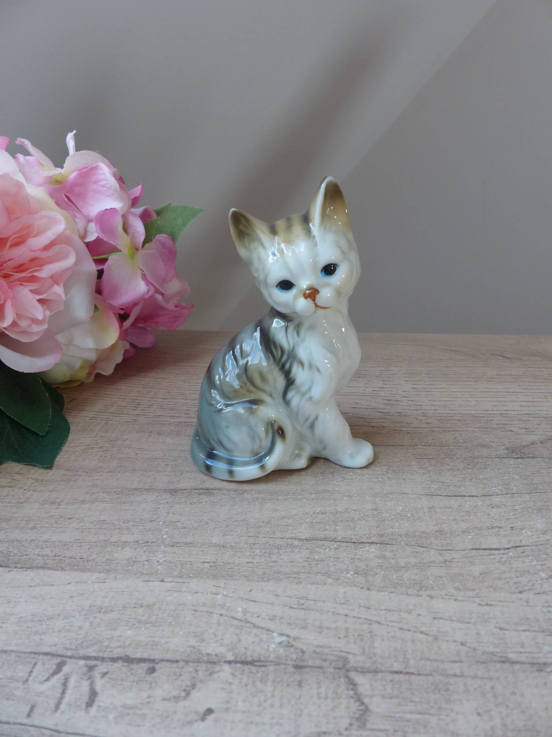 Vintage porcelain sitting cat figurine taiwan collection