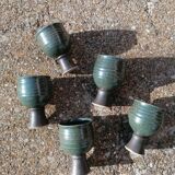 Tasses gobelets en grès sur pied originales signées.