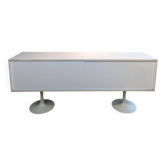 Un buffet vintage des années 50 de style spatial avec des portes coulissantes blanches.