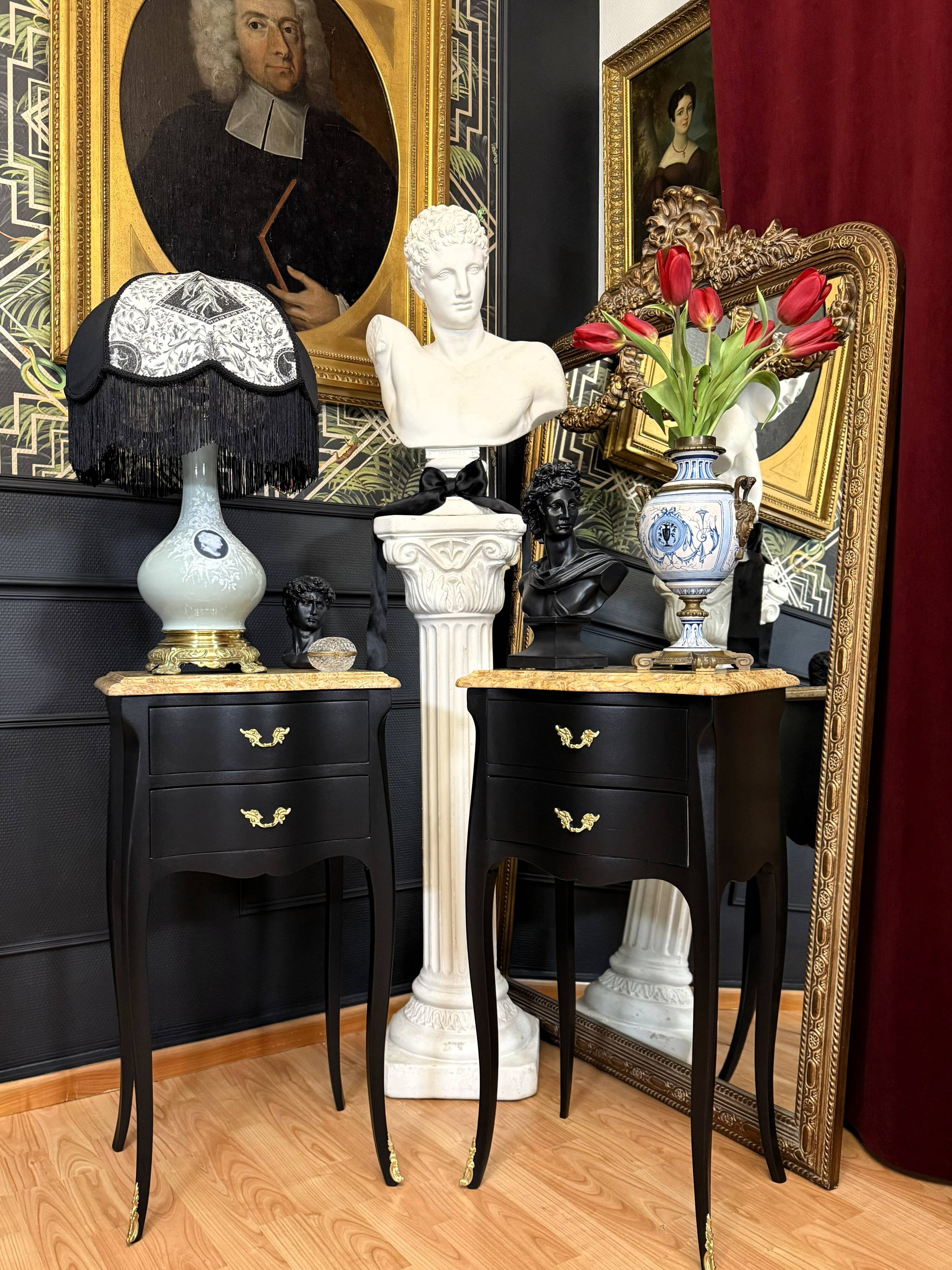Paire de chevets Louis XV transition noir satiné & marbre beige