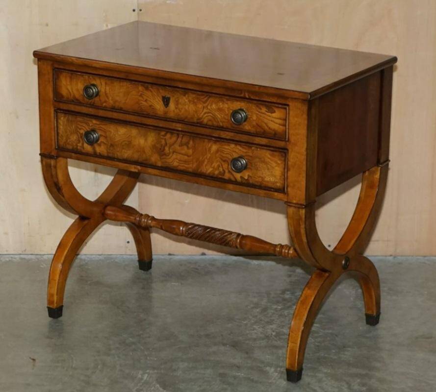 Paire de buffets vintage néoclassique en bois de ronce de chêne