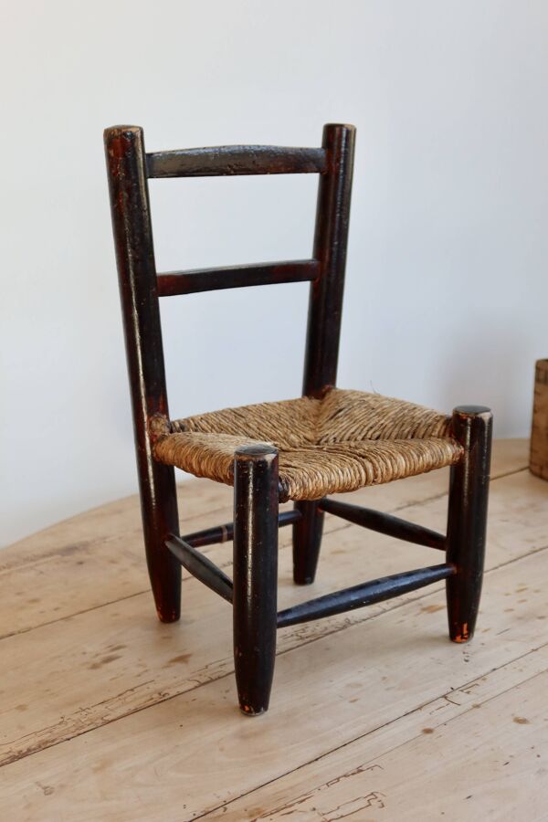 Petite chaise d'enfant ancienne en bois et assise paillée