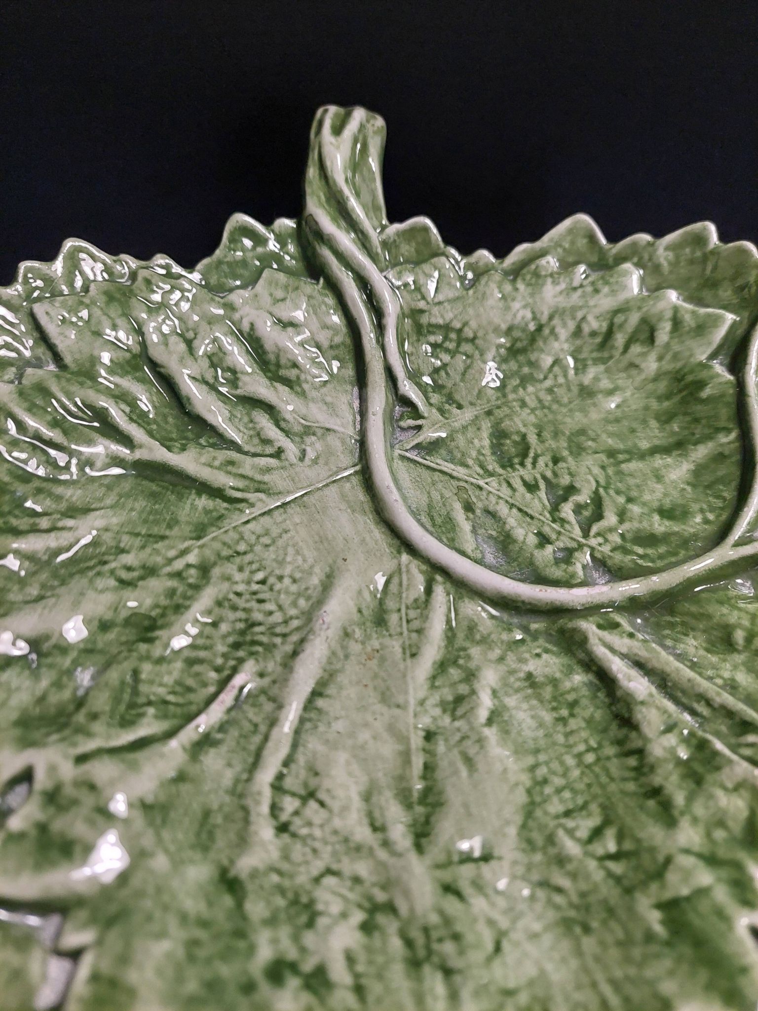 Assiette barbotine feuille Portugal seconde moitié XXème