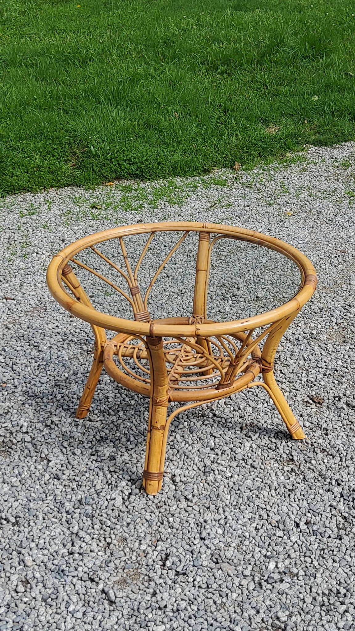 Table basse ronde en rotin plateau en verre des années 70