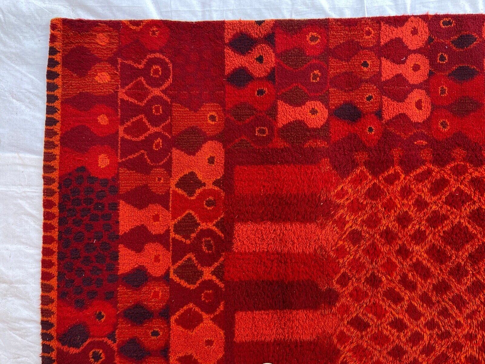 Carpet 1970 pop design geometric red background wool 229 cm x 170 cm
