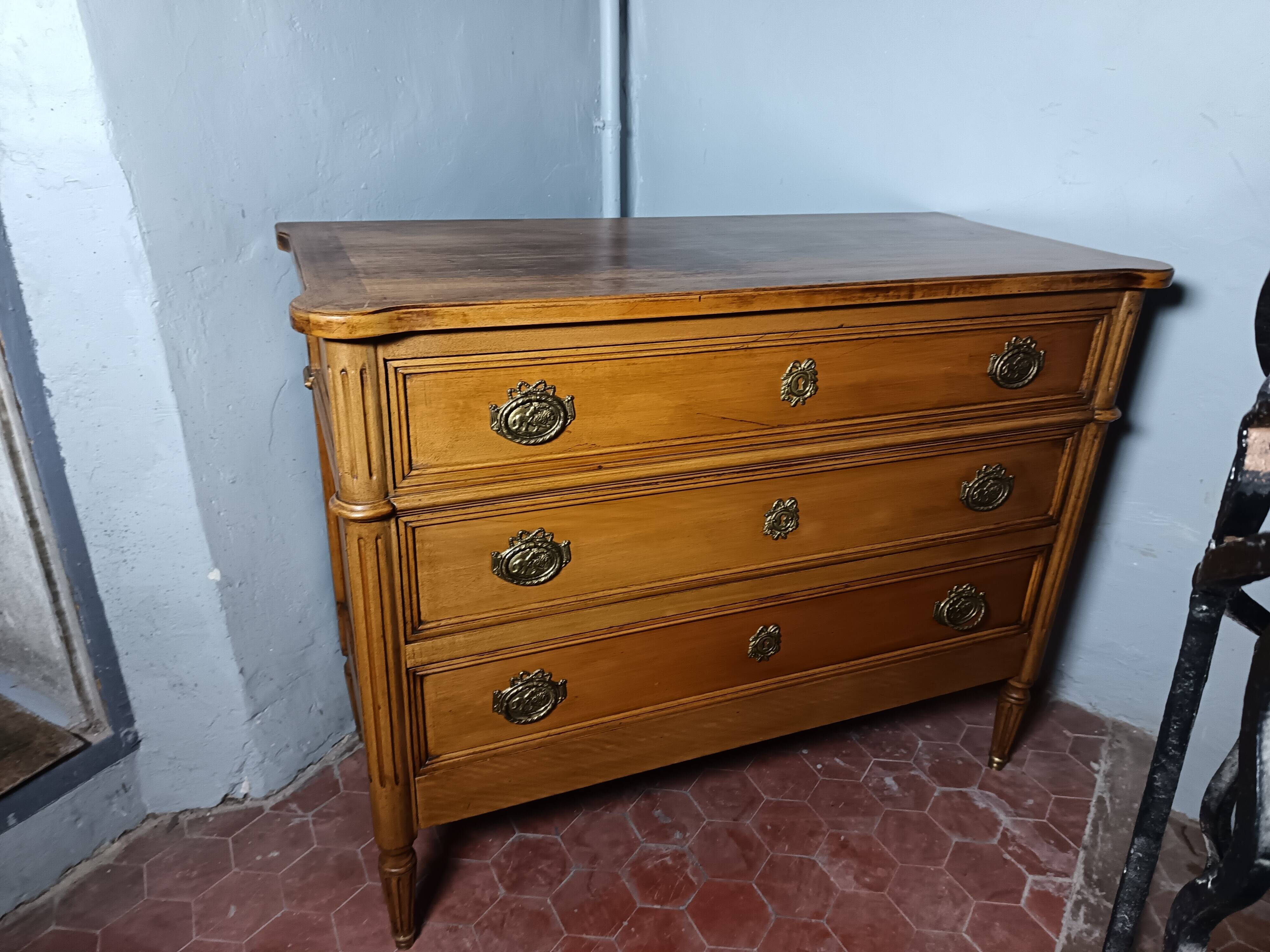 Commode de style Louis XVI ouvrant à trois tiroirs.