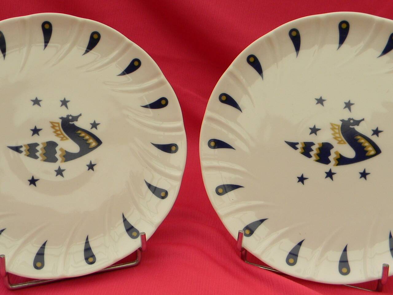 Lot de 2 assiettes à dessert en porcelaine . décor de jean picart le doux.