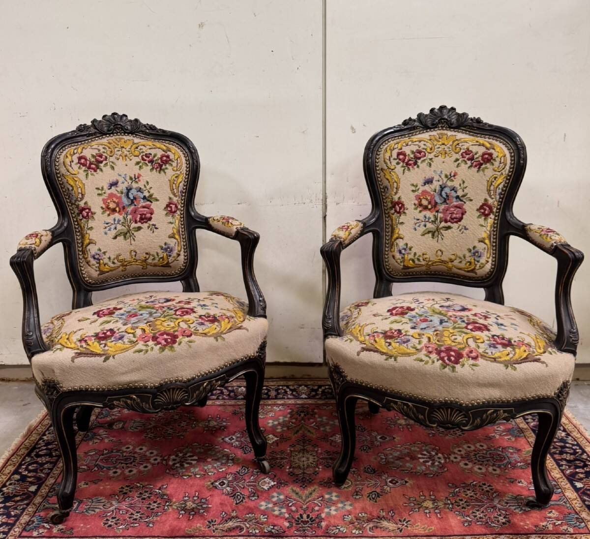 Paire de fauteuils style Louis XV en bois noirci, vers 1850