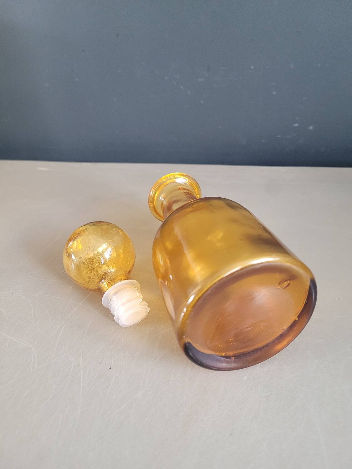 Amber molded glass carafe with stopper
