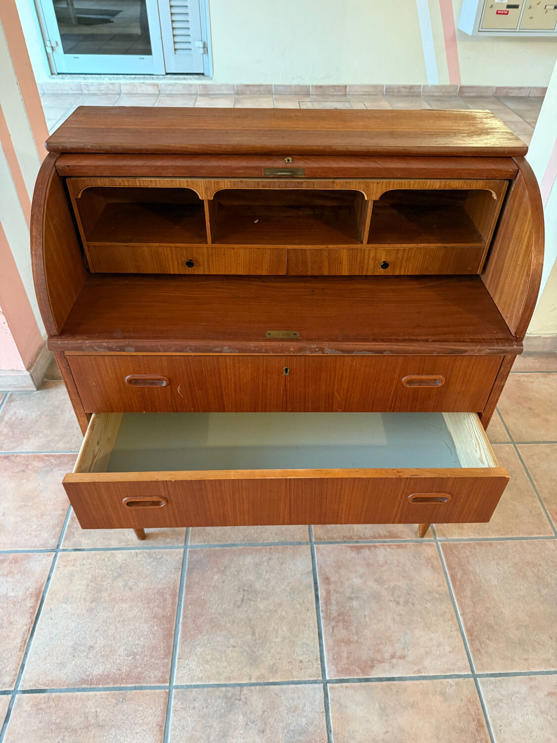 Scandinavian secretary