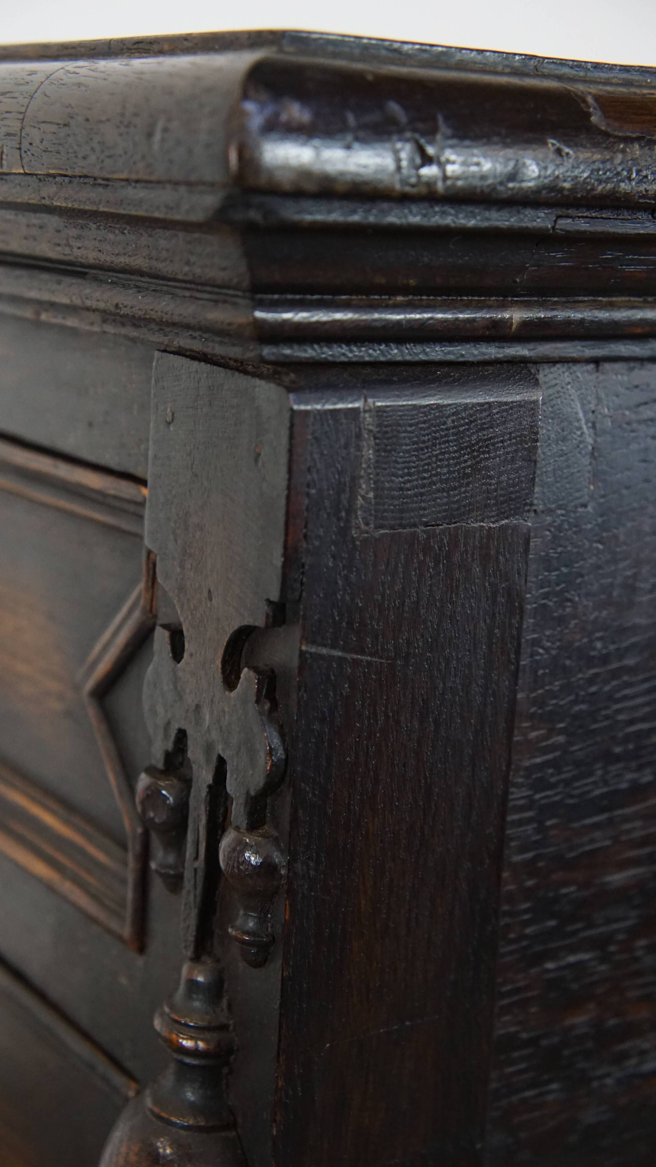 Antique Oak English Cabinet from the 19th Century
