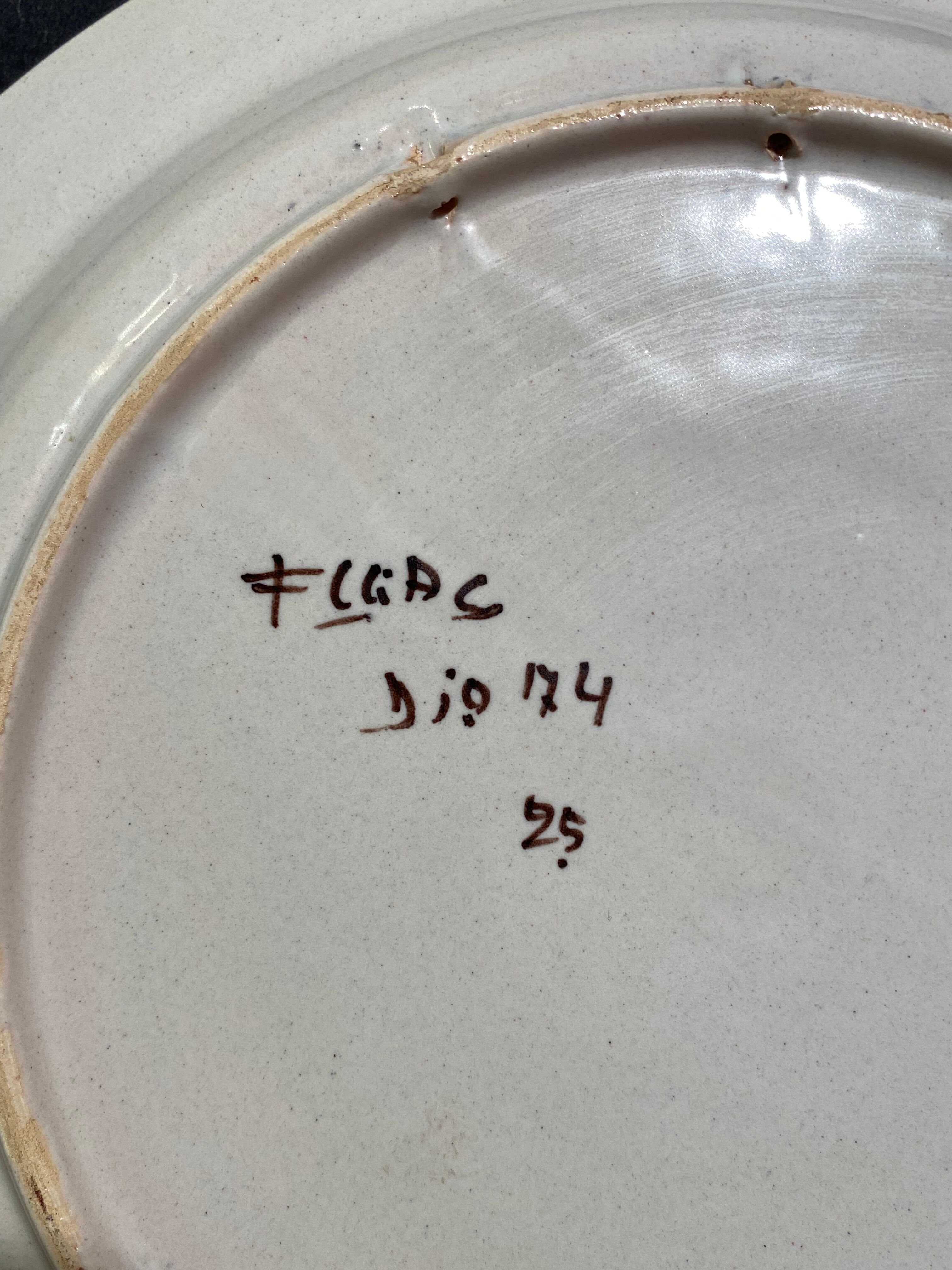 Grand plat en faïence signée à décor d'oiseau