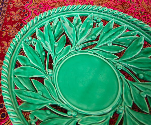 Plat XL ajouré en barbotine verte façon branches d'olivier