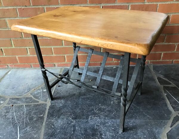 Table basse ou bout de canapé faisant porte-revues  en chêne et fer forgé