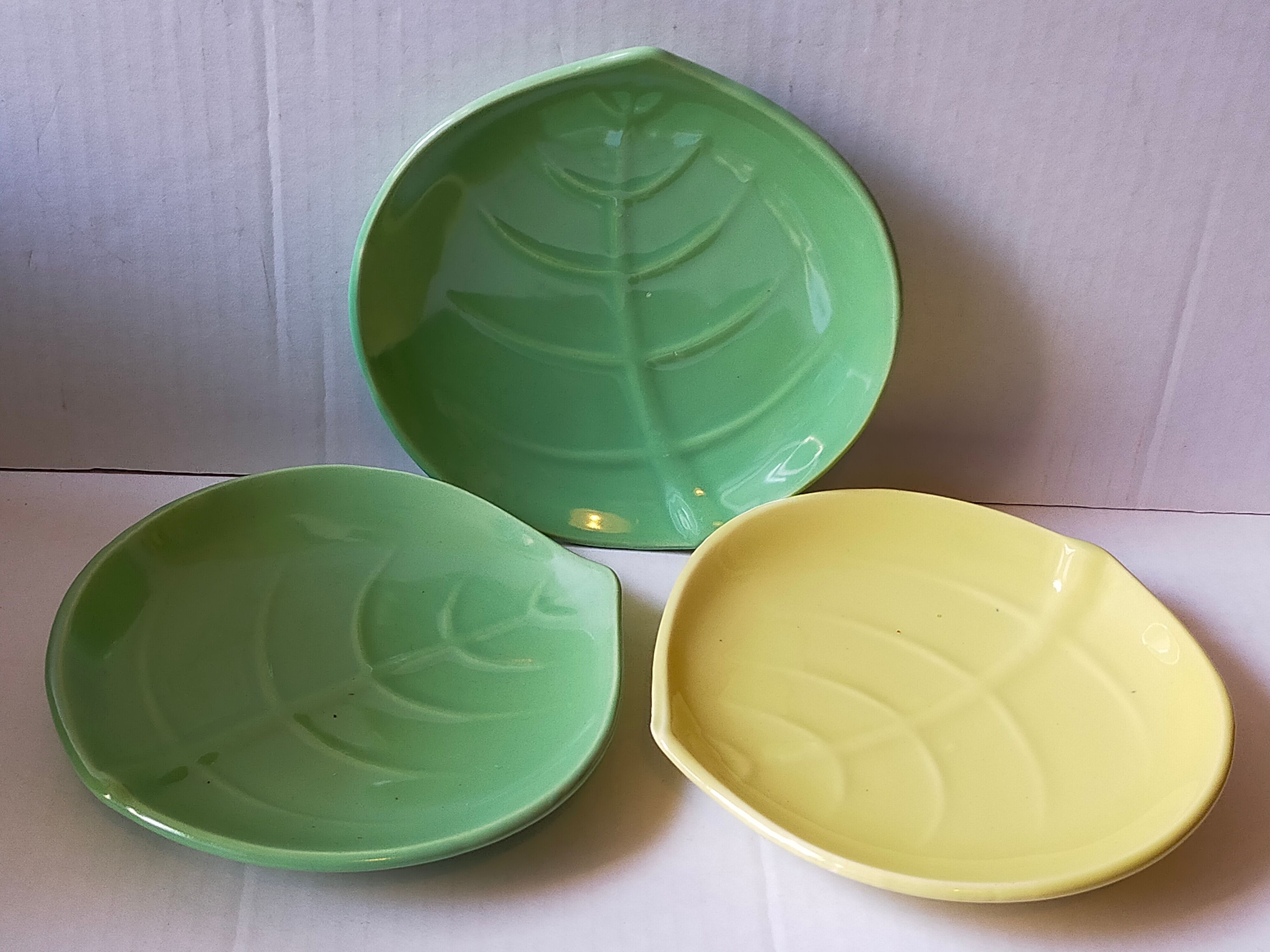 Three ceramic leaf cups 50s