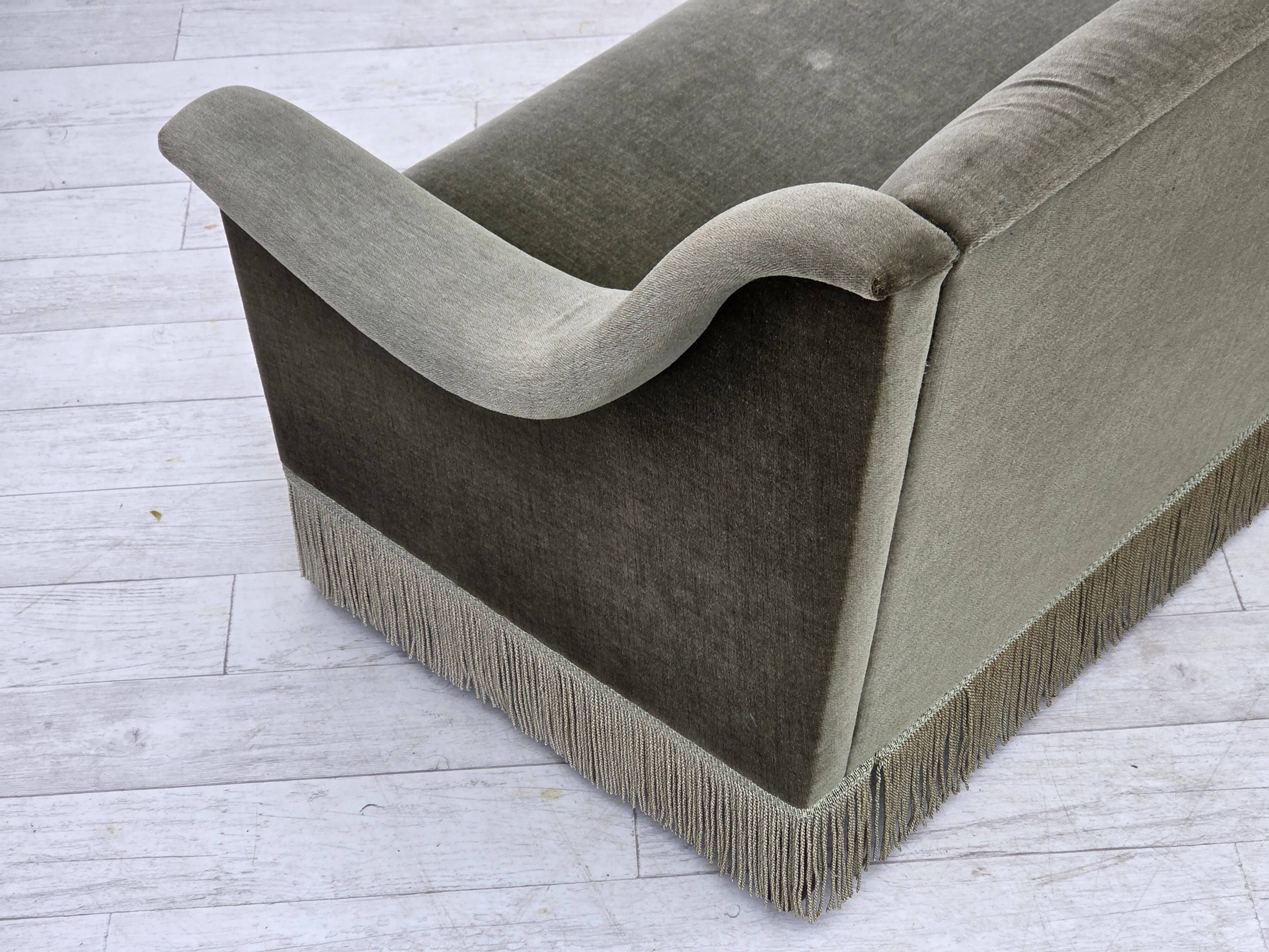 Canapé 3 places danois des années 1970, velours vert, bois de hêtre.