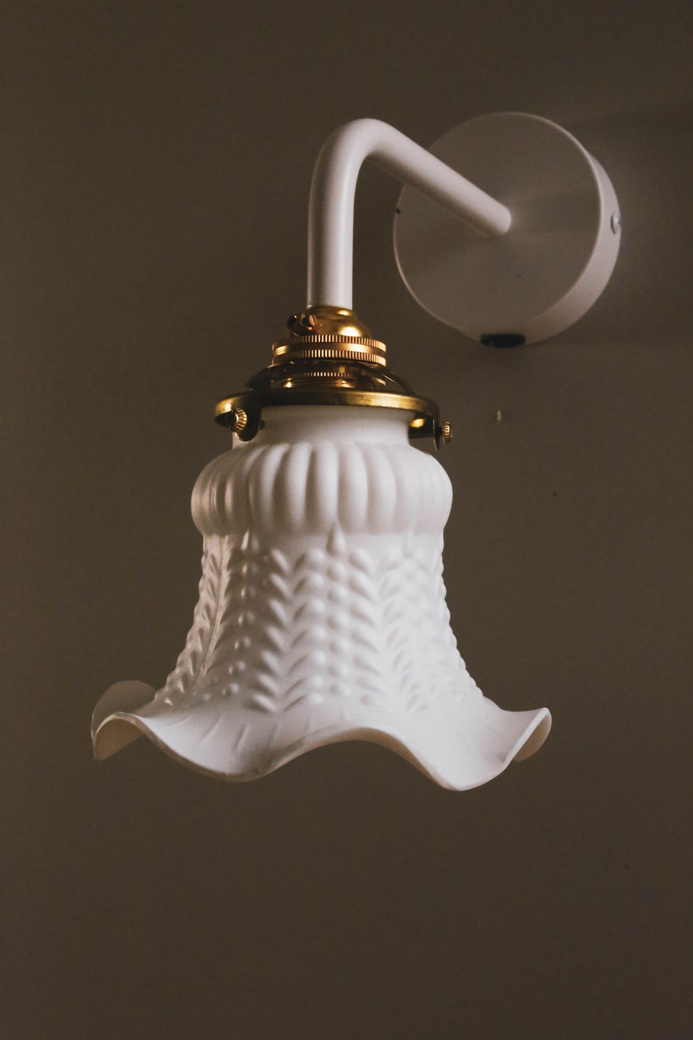 Set of 2 wall sconces in tulip glass painted white