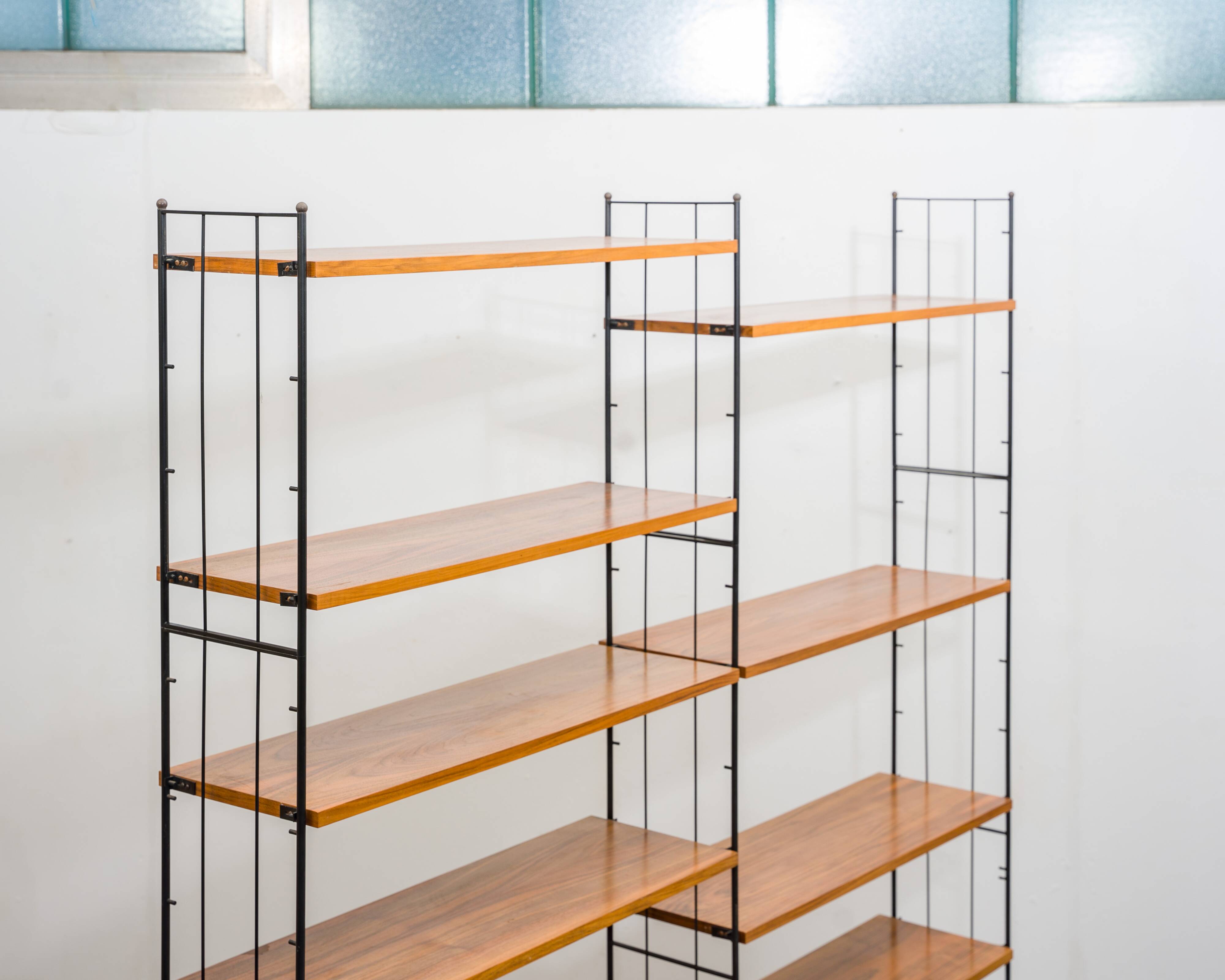 Etagère sur pieds, échelles en métal noir, années 60