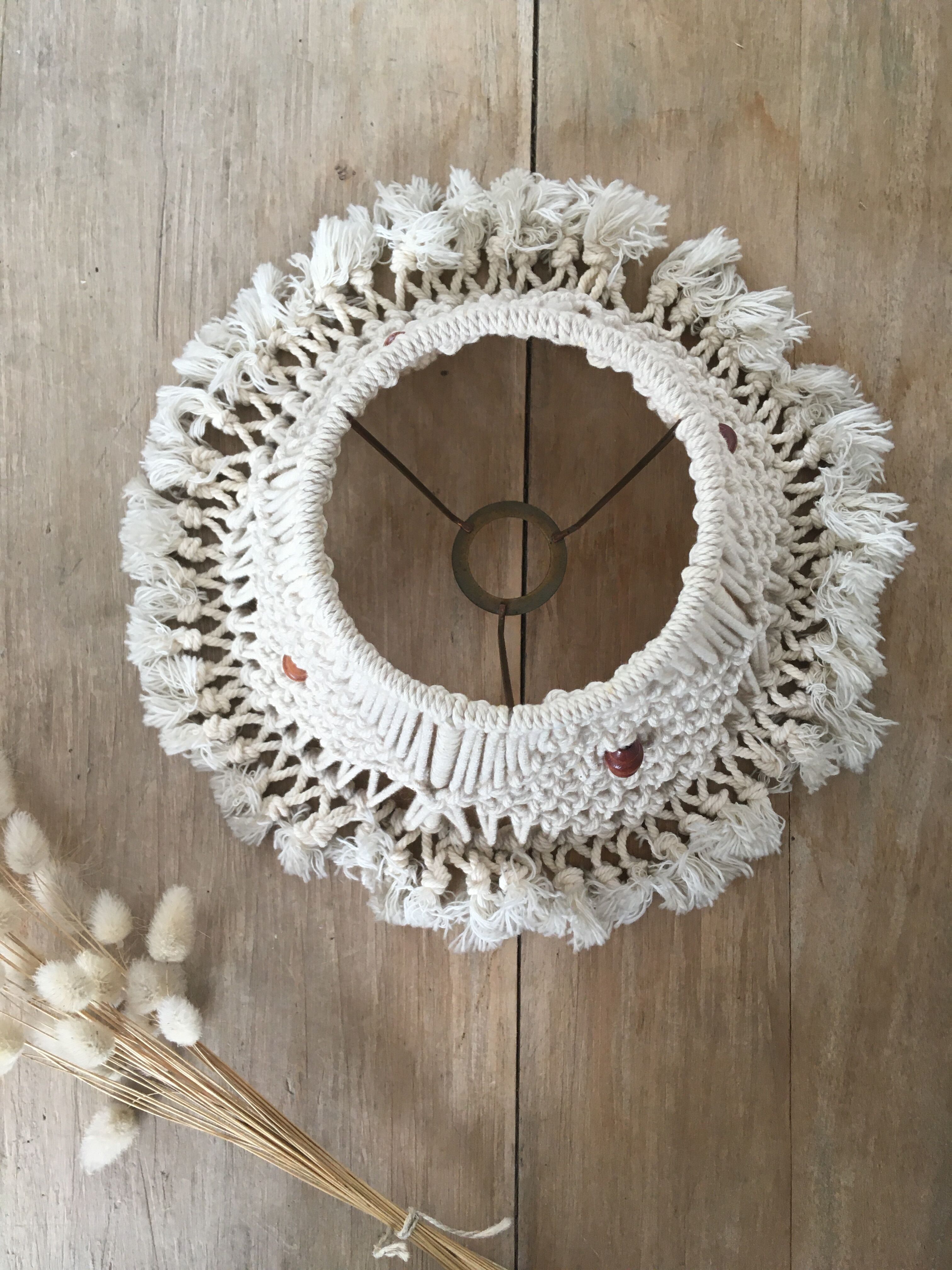 Abat-jour en macramé et perles de bois