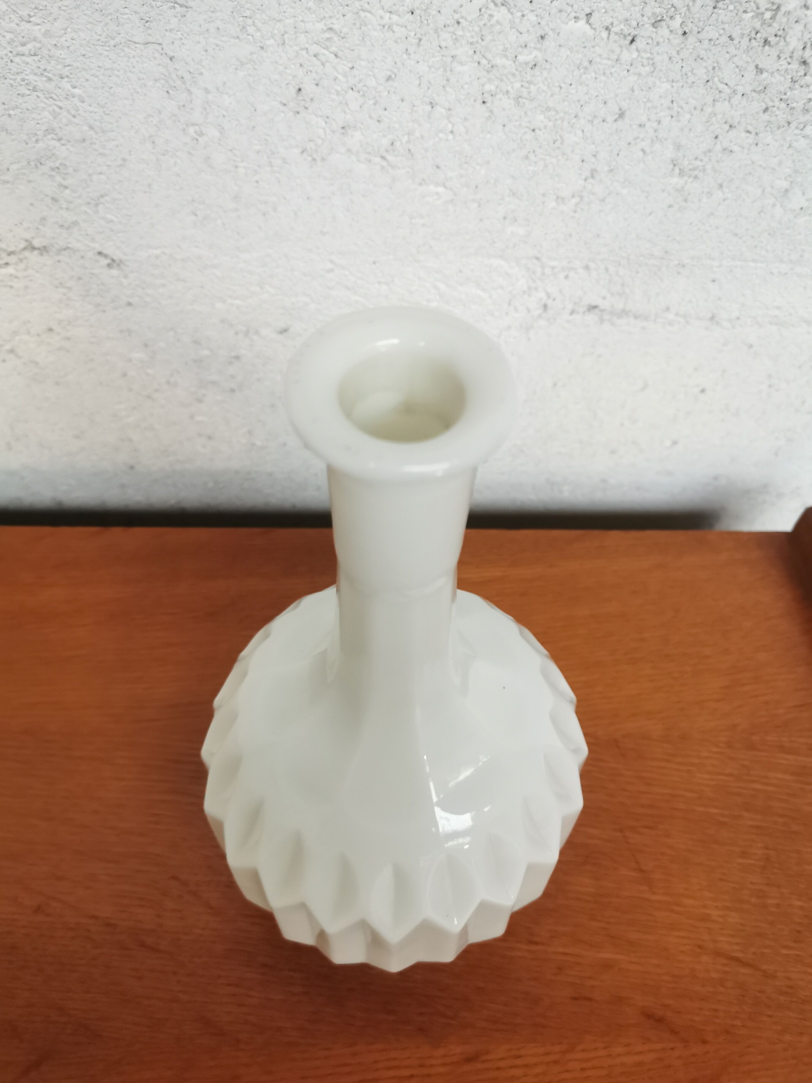 Chiseled vase in white opaline