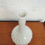 Vase ciselé en opaline blanche