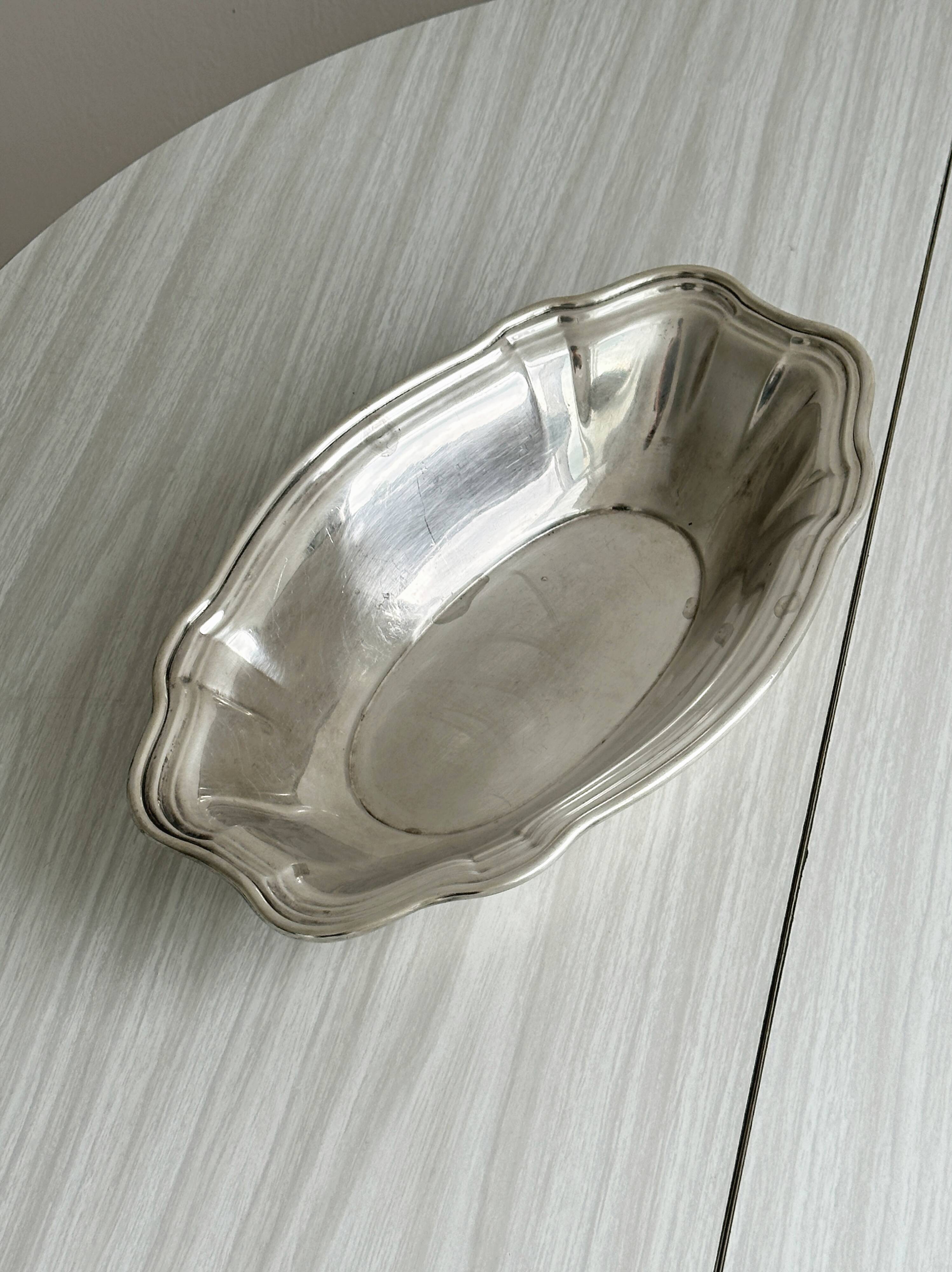 Shallow dish in silver-plated metal