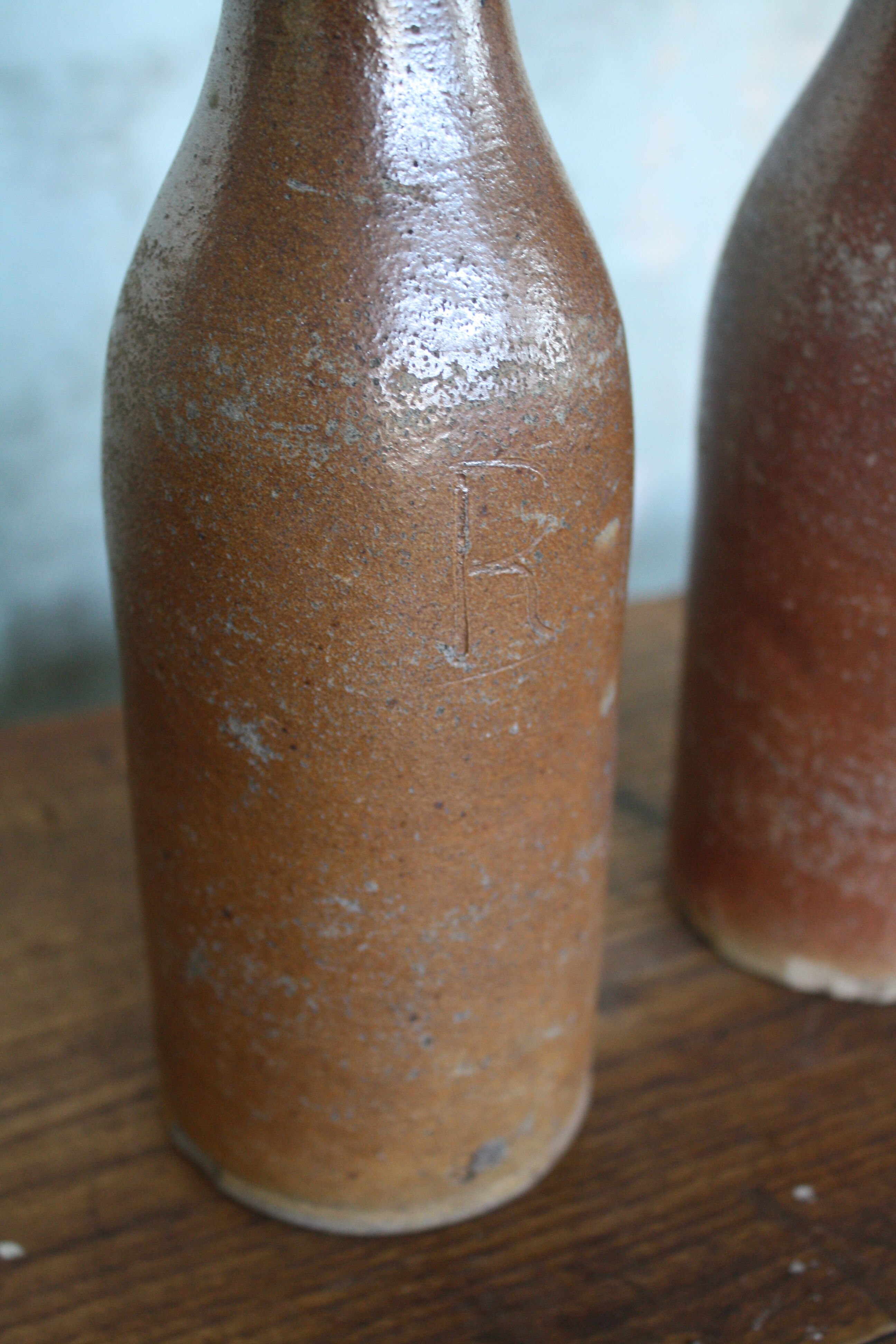 Set of 2 sandstone bottles with ceramic capsule