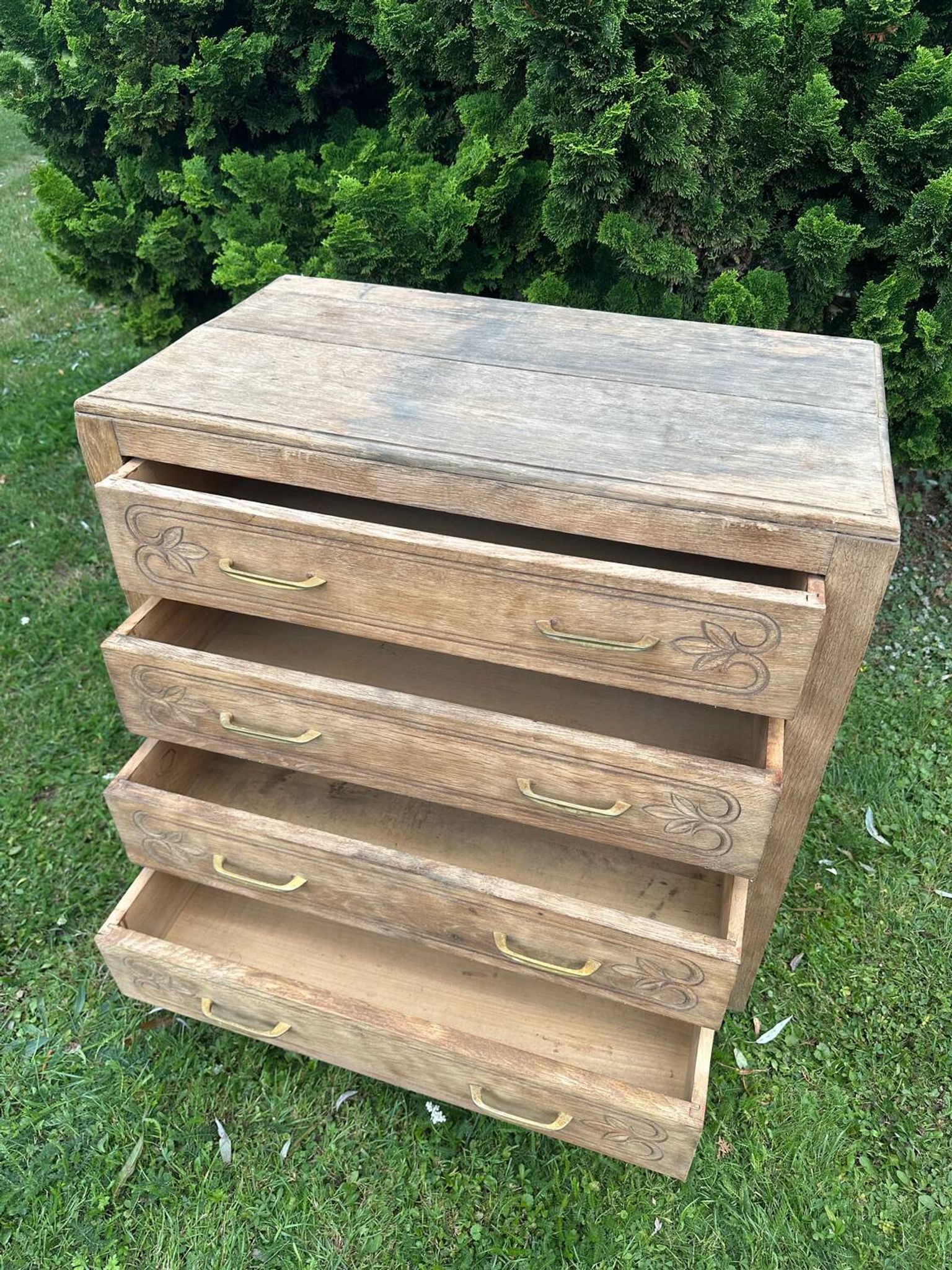 Commode vintage en bois massif sculpté – 4 tiroirs