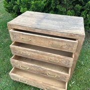 Commode vintage en bois massif sculpté – 4 tiroirs
