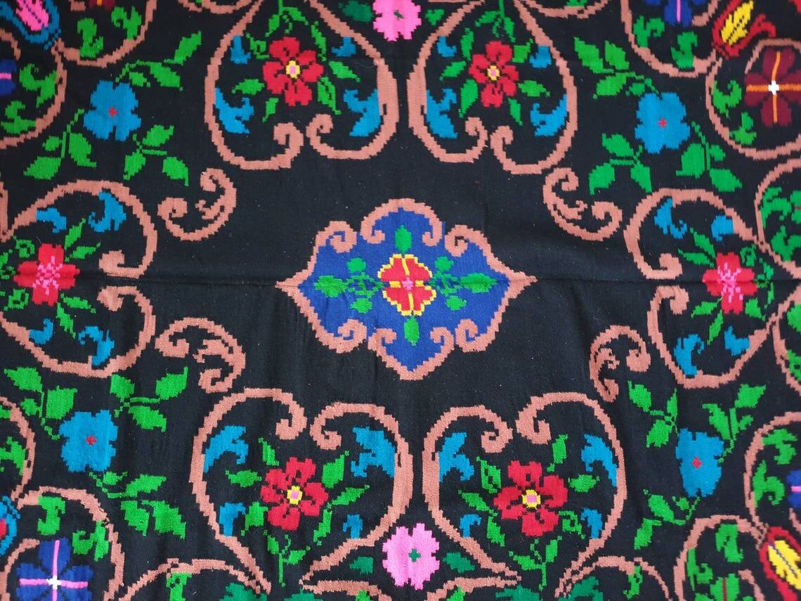 Romanian handwoven wool carpet with floral design, 155x200cm