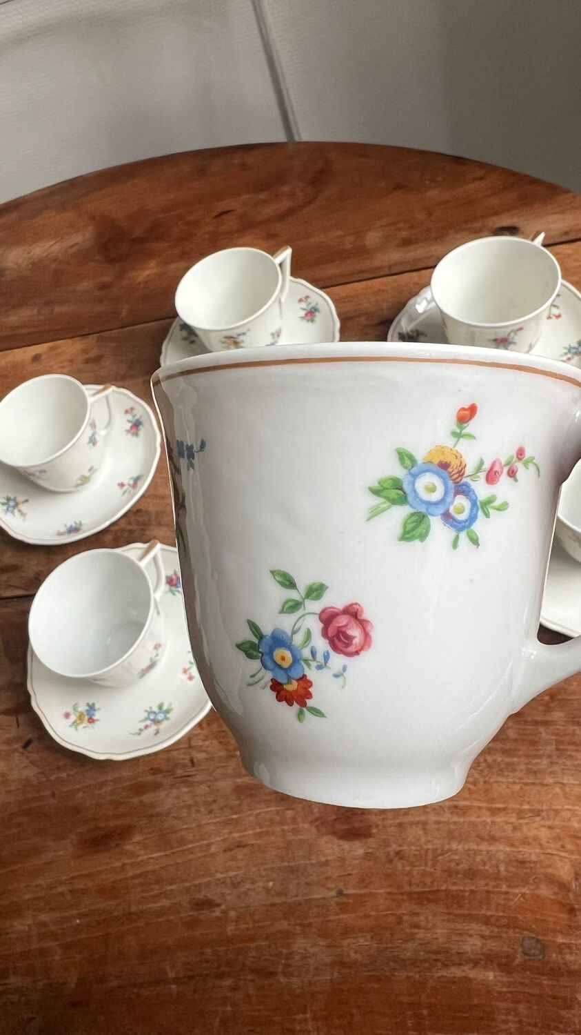 Service ancien à café/thé – tasses et soucoupes en porcelaine de Limoges.