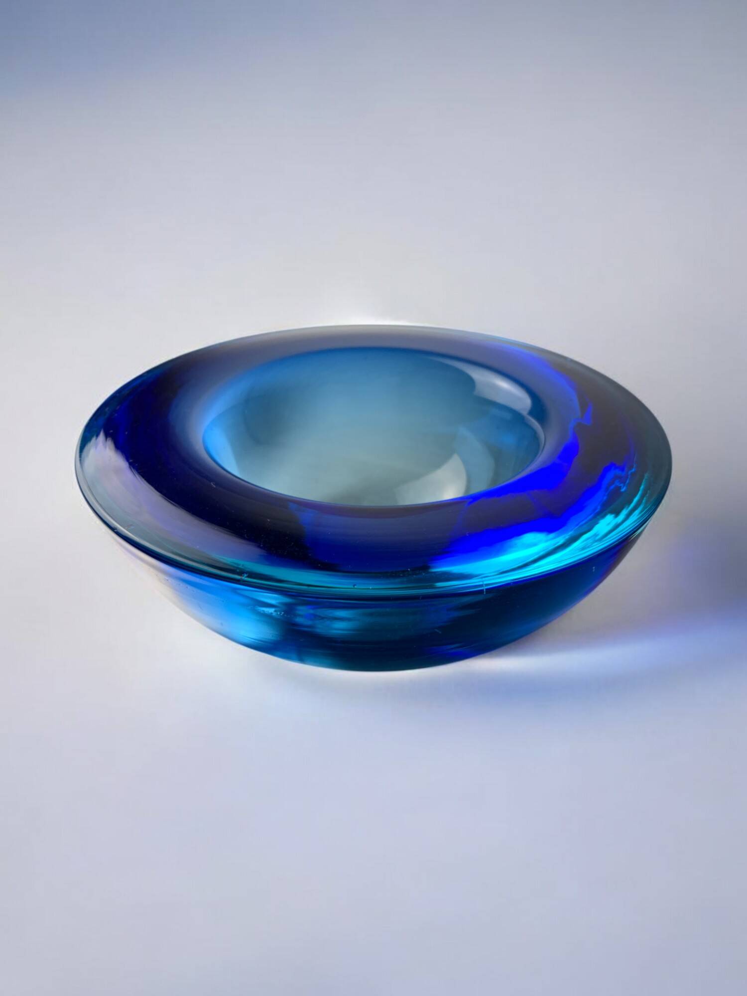 Vide-poche circulaire en verre de Murano bleu par Flavio Poli
