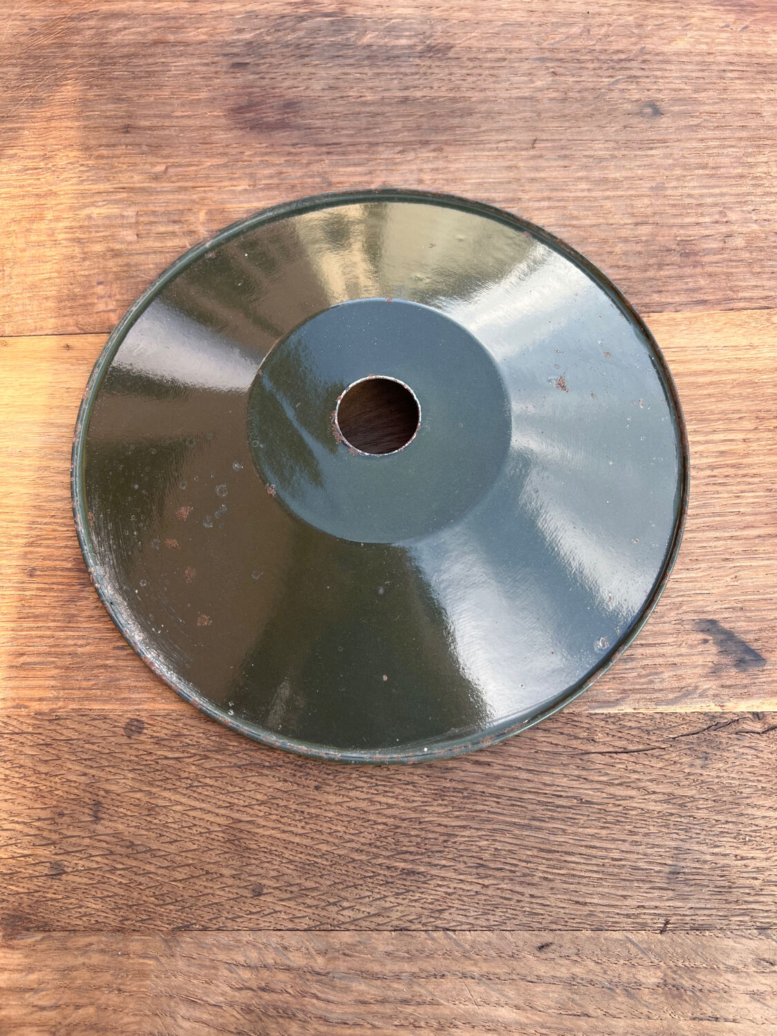 Industrial lampshade in enamelled sheet metal