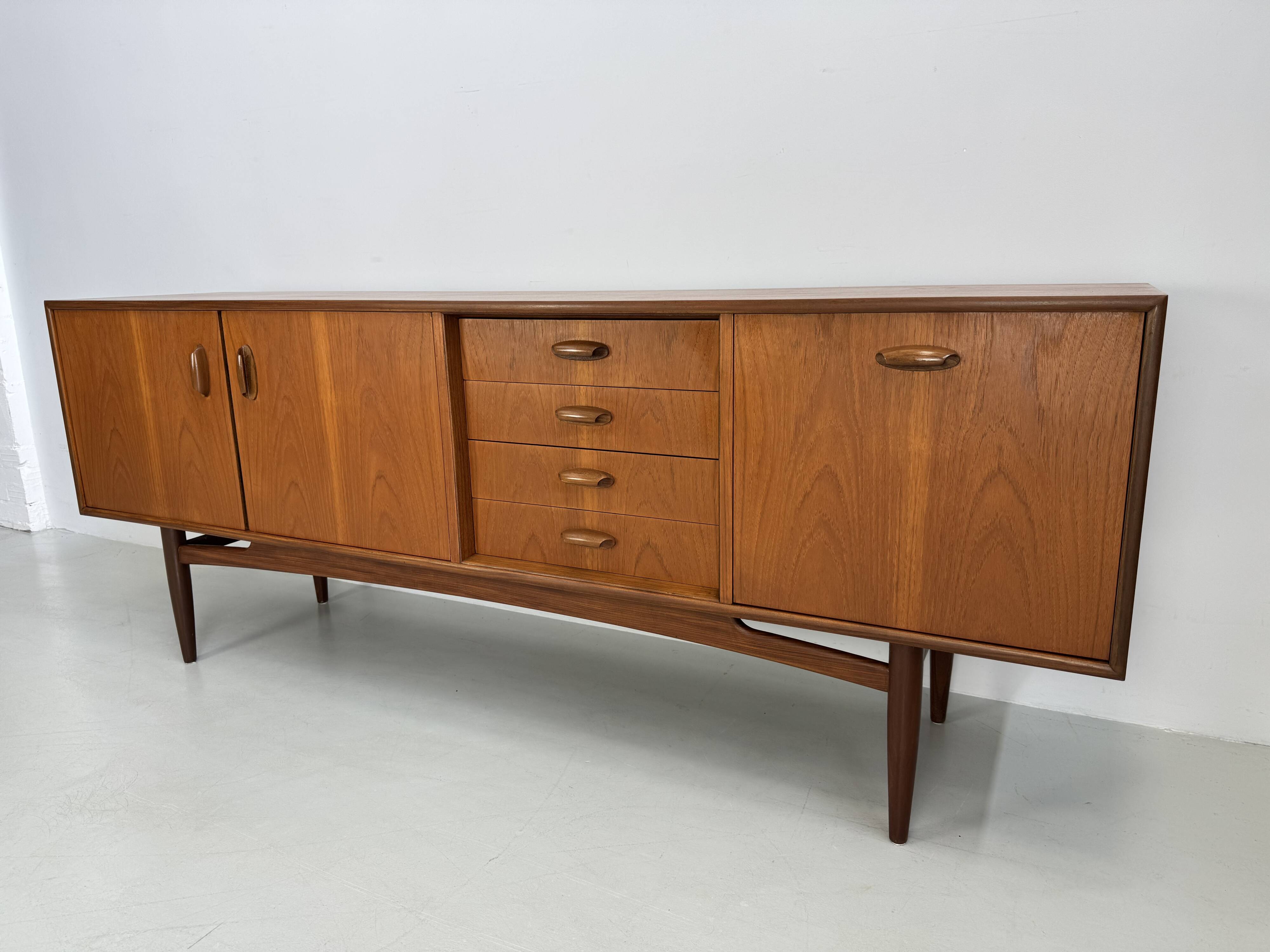 Vintage dressoir van G-Plan design Victor Wilkins uit de "Brasilia"