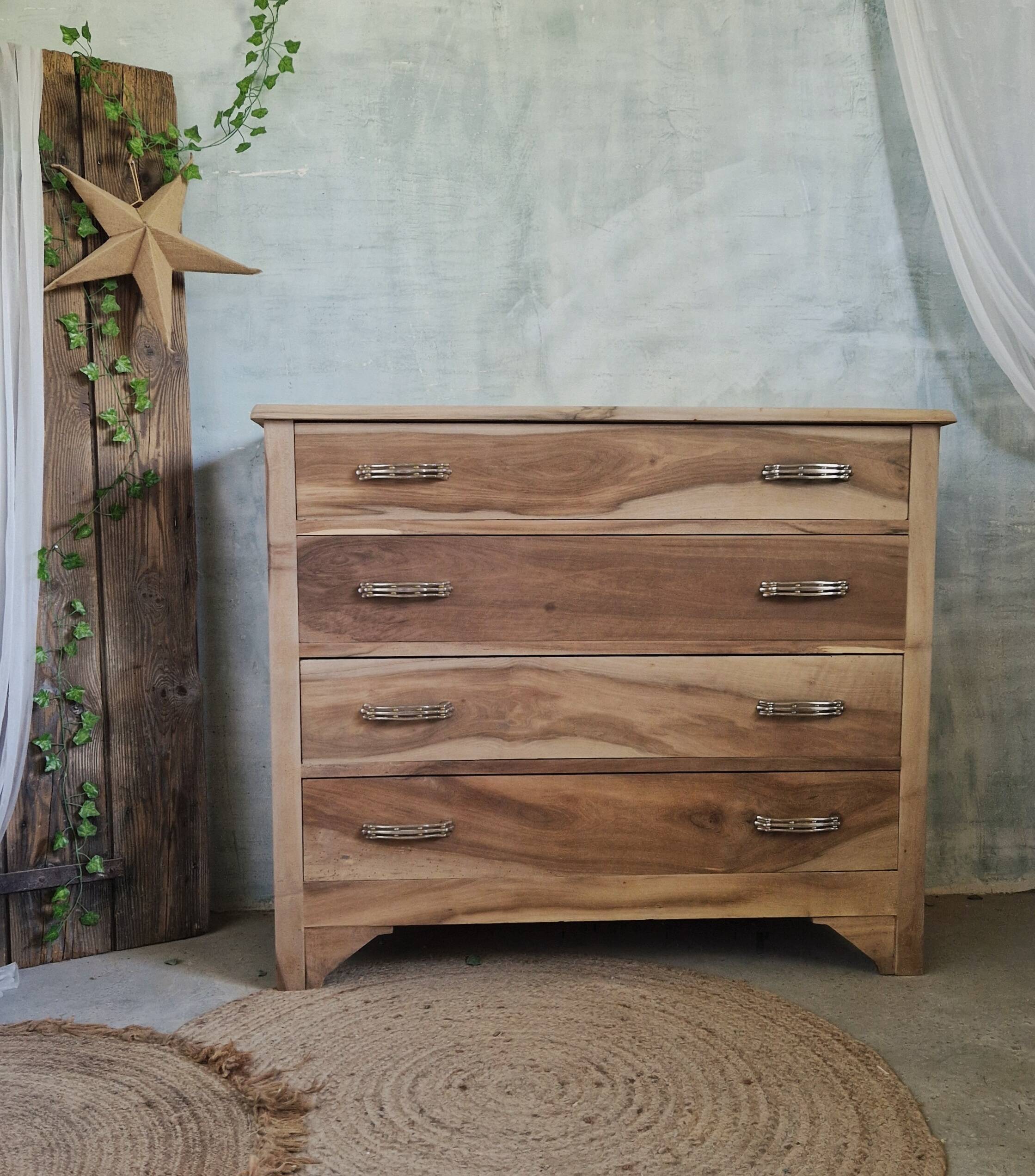 Ancienne commode en noyer
