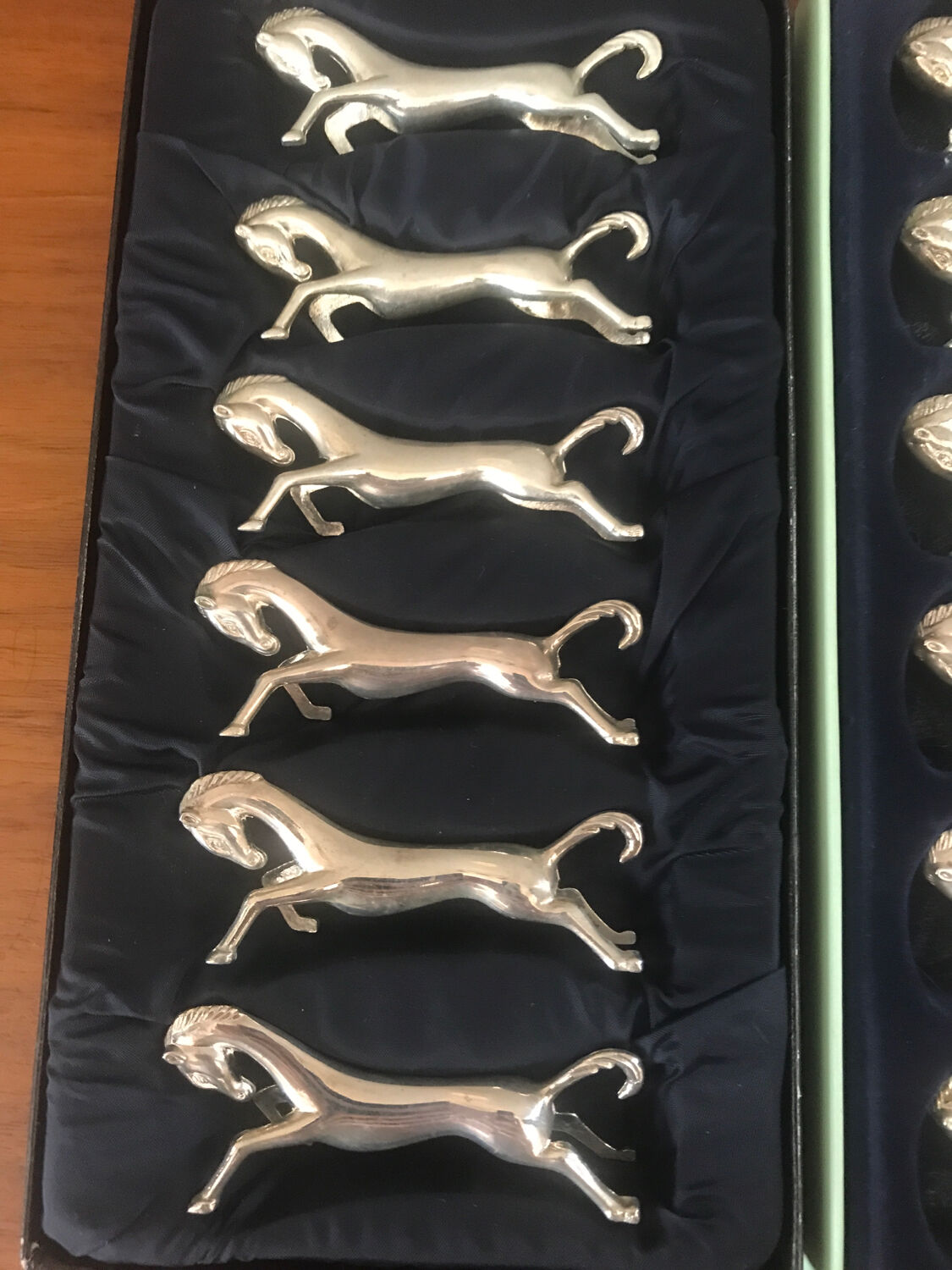 Set of 12 horses rests knives