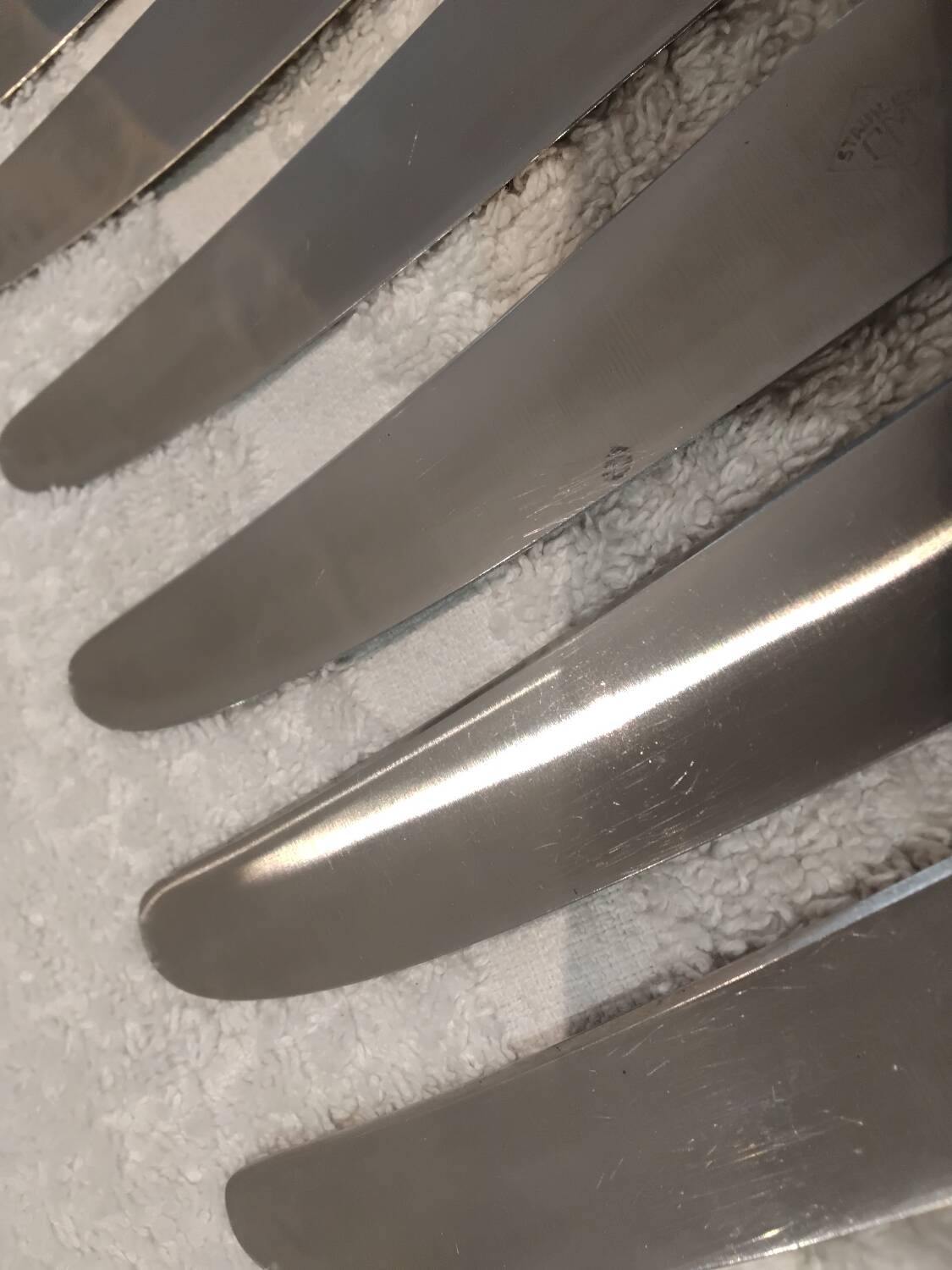 12 silver-plated metal table knives with rocaille ribbon decoration, 25.1 cm