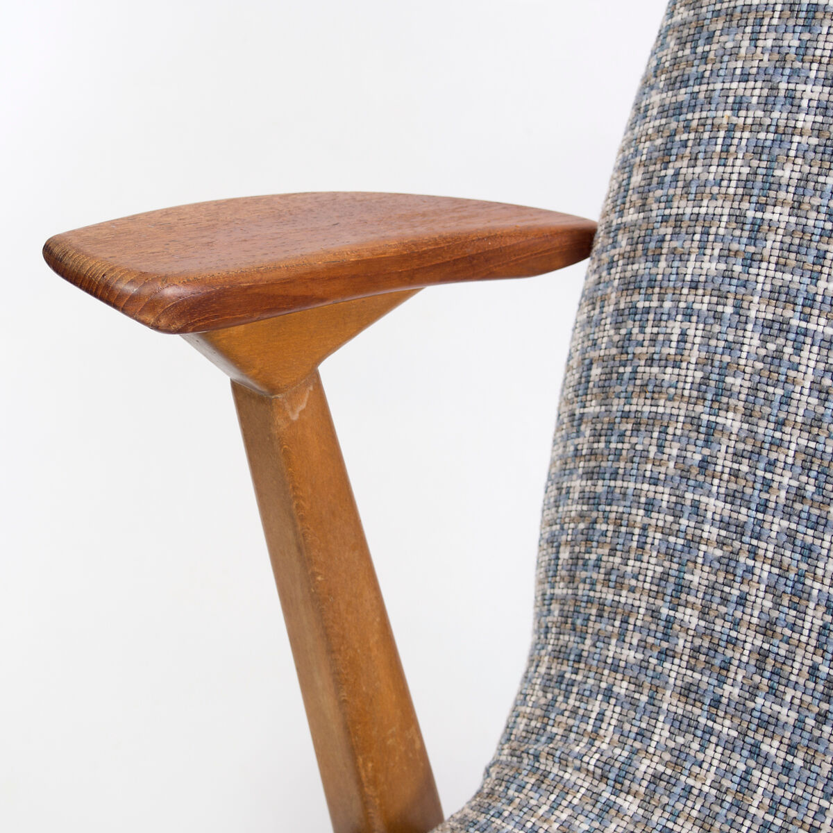 Scandinavian chair with armrests
