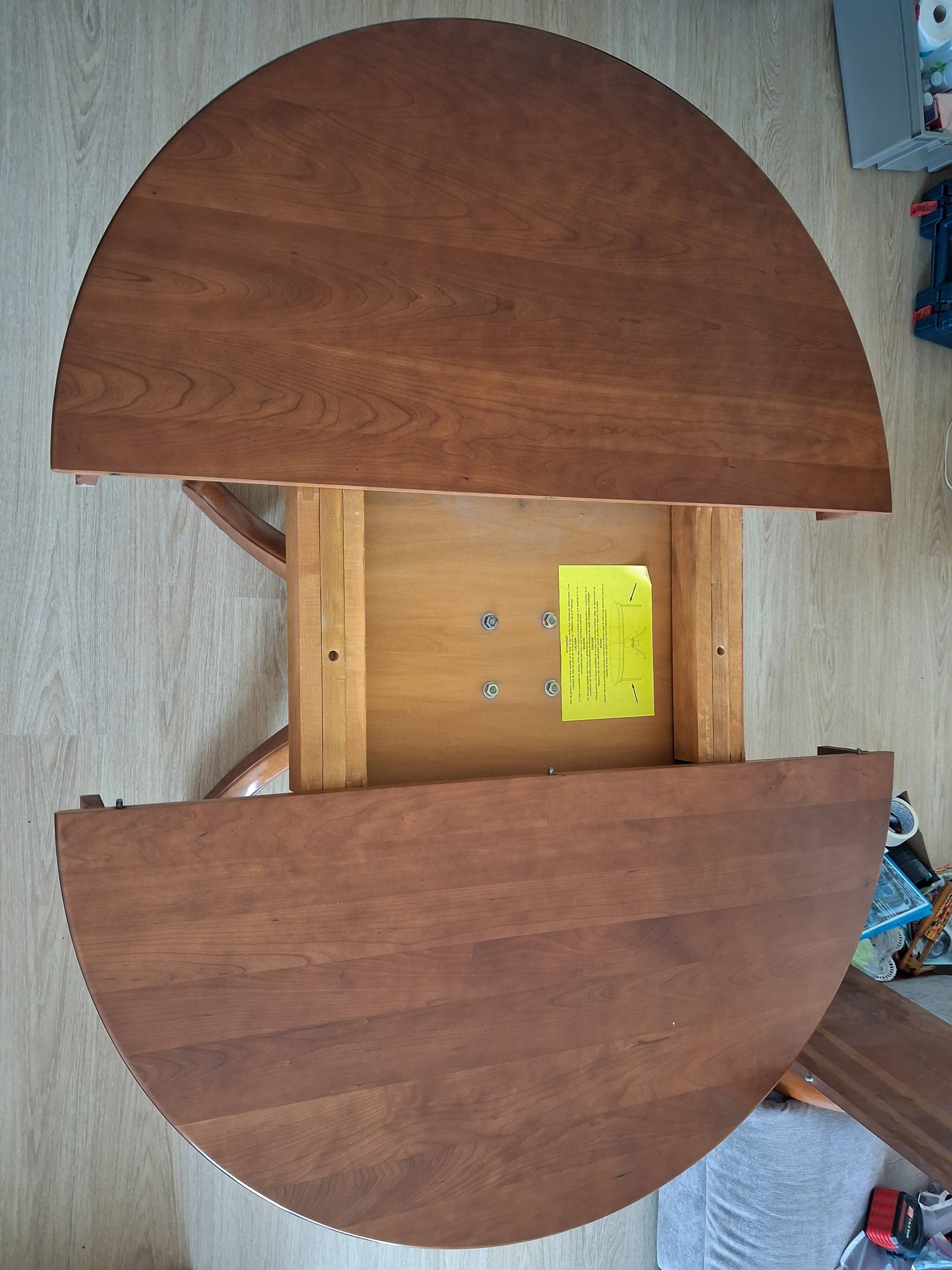 Round table in cherry wood