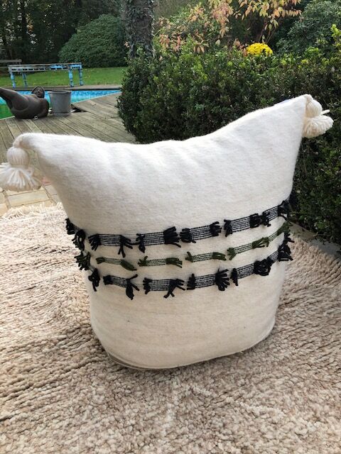 Pouf de sol en laine "a cheval"