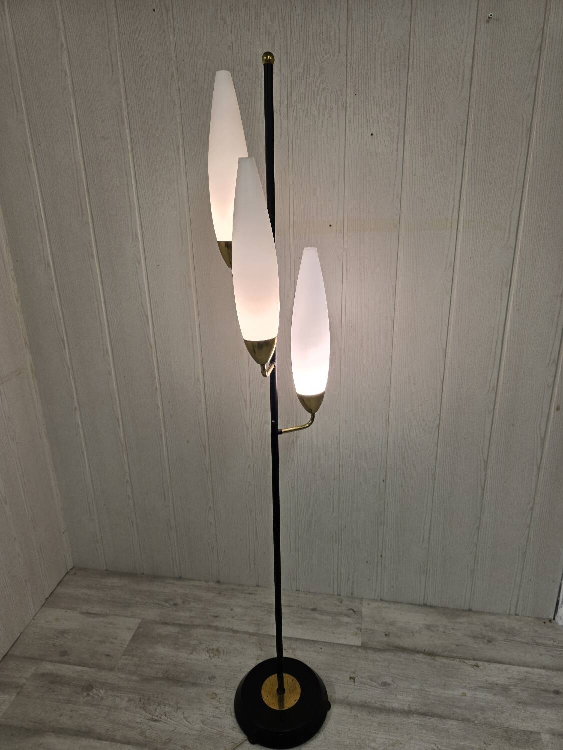 Lampadaire tripode vintage – Laiton & opaline blanche – Années 1960