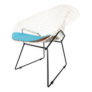 Diamond chair by Harry Bertoia in white & black metal and new blue seating