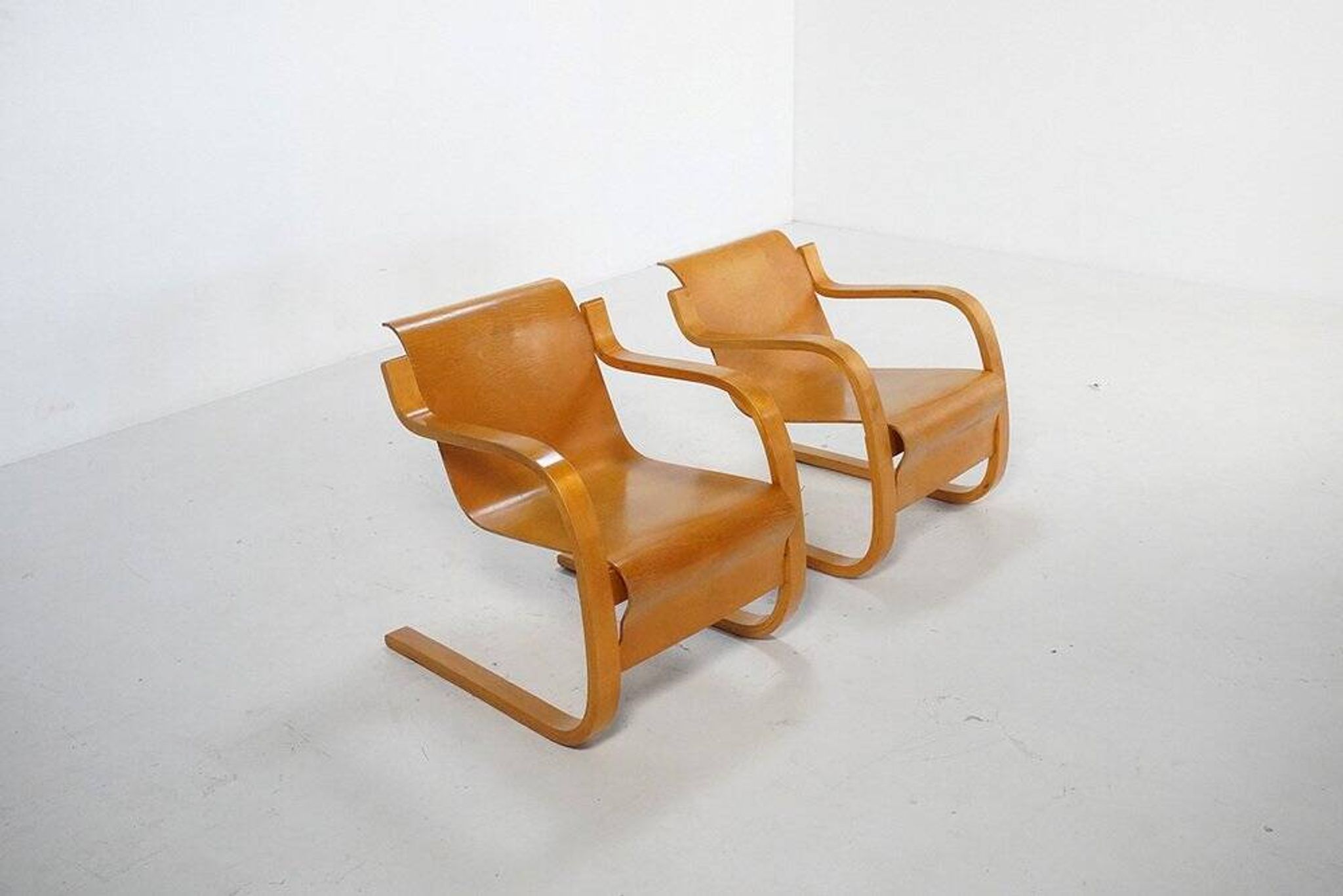 Ensemble de chaises longues cantilever n° 31 par Alvar Aalto, années 1930.