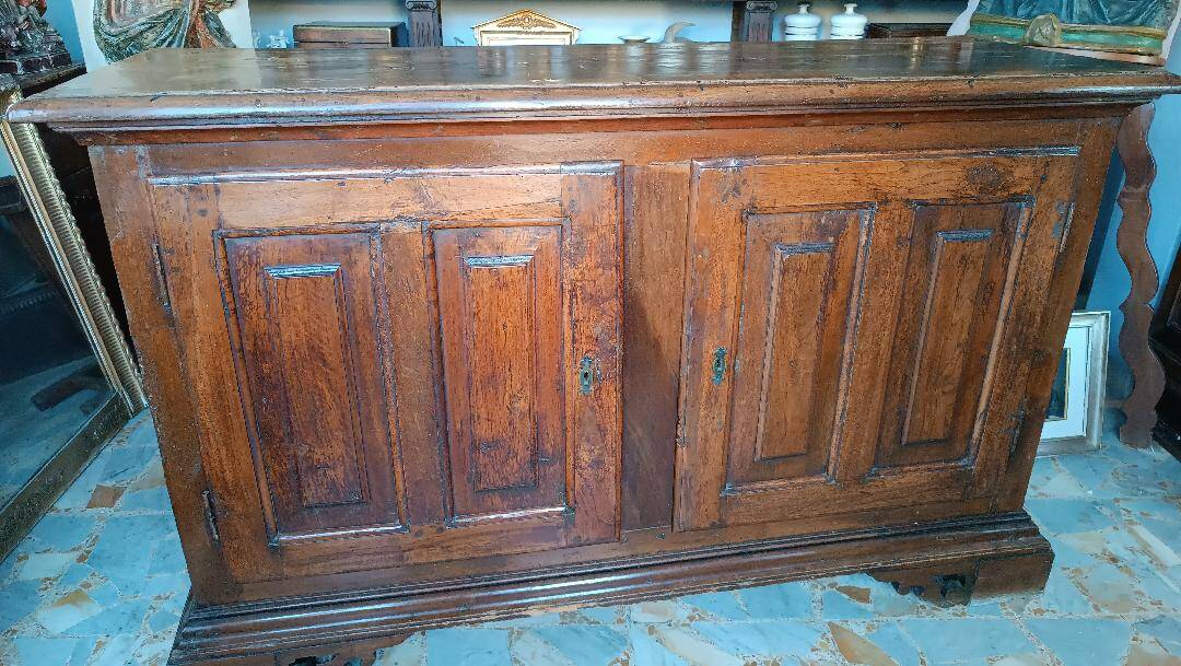 Grand Buffet Antique Du 17ème Siècle En Noyer Du Nord De l'Italie