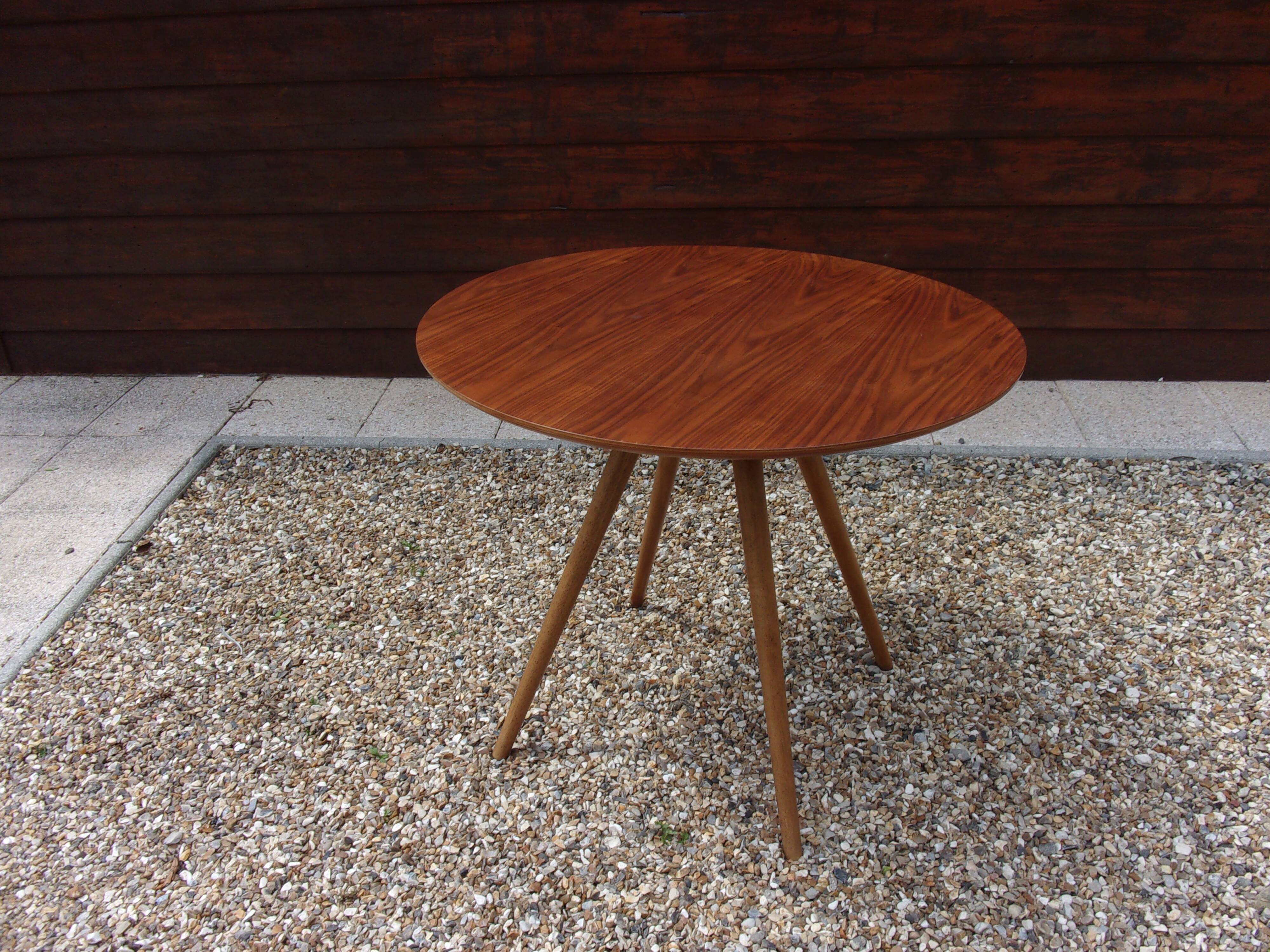 Round table compass feet